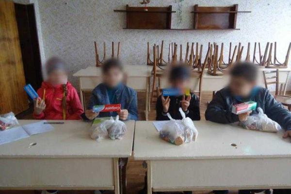 Школьников "ДНР" одели в "идейные" футболки Школьников "ДНР" одели в "идейные" футболки