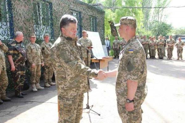 Порошенко на Донетчине провел рабочее совещание в штабе АТО Порошенко на Донетчине провел рабочее совещание в штабе АТО
