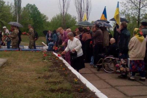 Жители Краматорска почтили память погибших в кровавой войне Жители Краматорска почтили память погибших в кровавой войне