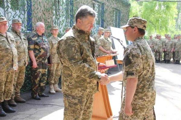 Порошенко на Донетчине провел рабочее совещание в штабе АТО Порошенко на Донетчине провел рабочее совещание в штабе АТО