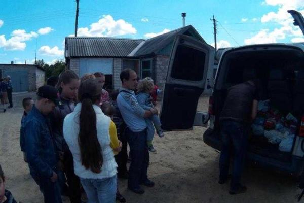 Украинские военные на Донбассе не оставляют в беде местных жителей и переселенцев