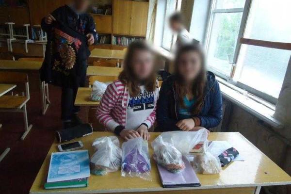 Школьников "ДНР" одели в "идейные" футболки Школьников "ДНР" одели в "идейные" футболки