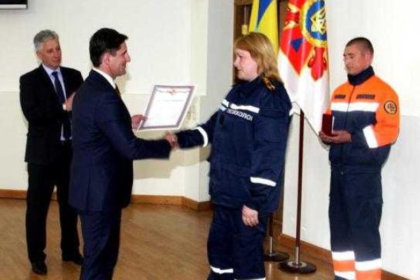 Спасатели, принимавшие участие в эвакуации граждан из Непала, отмечены ведомственными наградами