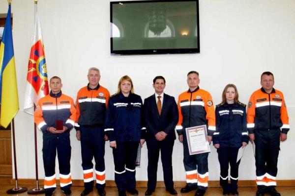 Спасатели, принимавшие участие в эвакуации граждан из Непала, отмечены ведомственными наградами