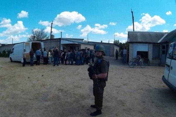 Украинские военные на Донбассе не оставляют в беде местных жителей и переселенцев