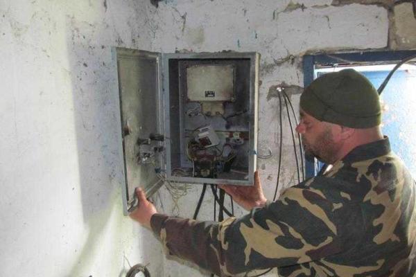 Украинские бойцы успевают не только защищать Родину, но и помогают мирному неселению  Украинские бойцы успевают не только защищать Родину, но и помогают мирному неселению