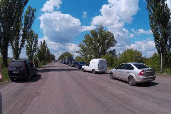 Украинские военные на Донбассе не оставляют в беде местных жителей и переселенцев