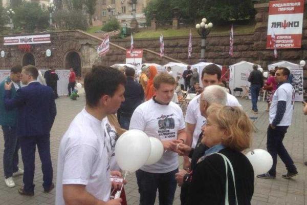 В День Киева работала открытая приемная депутатов РПЛ и продавали патриотические футболки В День Киева работала открытая приемная депутатов РПЛ и продавали патриотические футболки