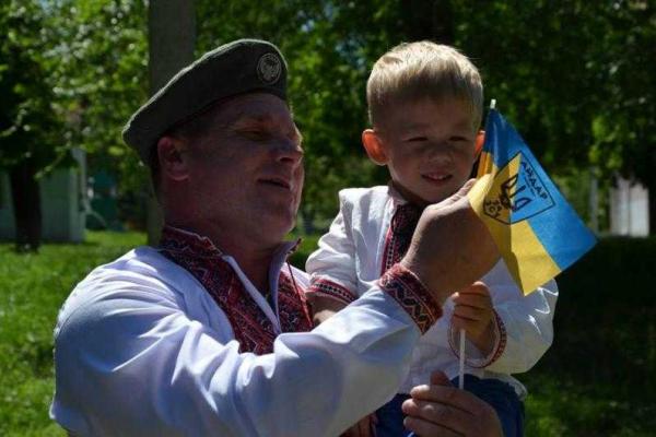 На Луганщине бойцы ВСУ присоединились к празднованию Дня вышиванки На Луганщине бойцы ВСУ присоединились к празднованию Дня вышиванки
