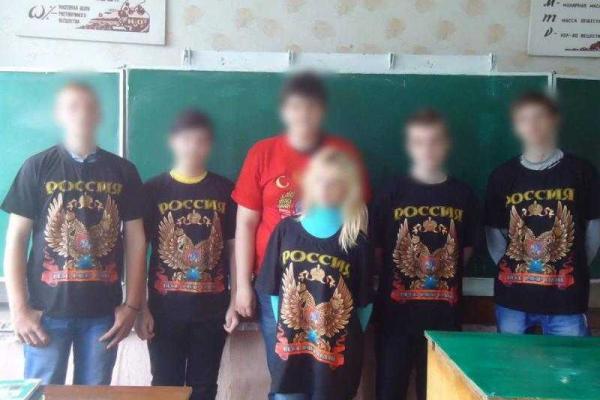 Школьников "ДНР" одели в "идейные" футболки Школьников "ДНР" одели в "идейные" футболки