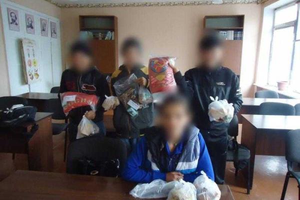 Школьников "ДНР" одели в "идейные" футболки Школьников "ДНР" одели в "идейные" футболки