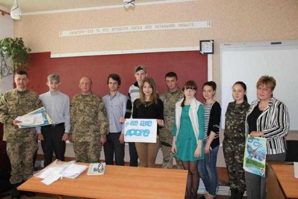 К ученикам артемовской школы пришли желанные гости - бойцы, защищающие город К ученикам артемовской школы пришли желанные гости - бойцы, защищающие город