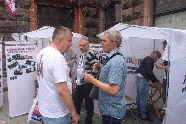 В День Киева работала открытая приемная депутатов РПЛ и продавали патриотические футболки В День Киева работала открытая приемная депутатов РПЛ и продавали патриотические футболки