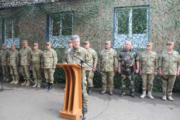Порошенко на Донетчине провел рабочее совещание в штабе АТО Порошенко на Донетчине провел рабочее совещание в штабе АТО