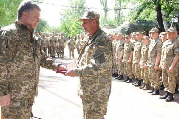 Порошенко на Донетчине провел рабочее совещание в штабе АТО Порошенко на Донетчине провел рабочее совещание в штабе АТО