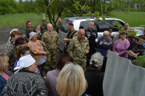 Глава Луганщины побывал в прифронтовых селах: люди устали от стрельбы, безденежья и безработицы Глава Луганщины побывал в прифронтовых селах: люди устали от стрельбы, безденежья и безработицы