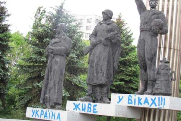 Мариупольские патриоты продолжают украшать городские памятники