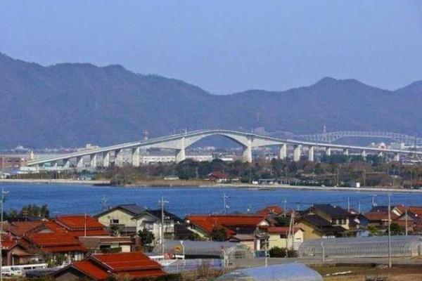 В Японии построен мост с невероятным углом подъема 