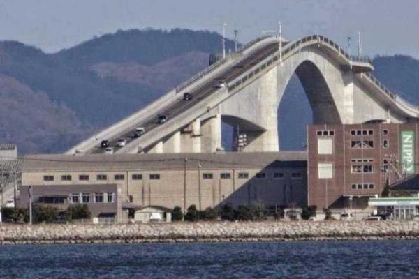 В Японии построен мост с невероятным углом подъема 