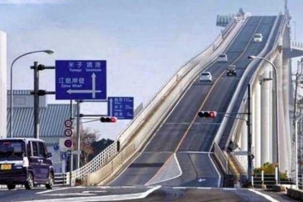 В Японии построен мост с невероятным углом подъема 