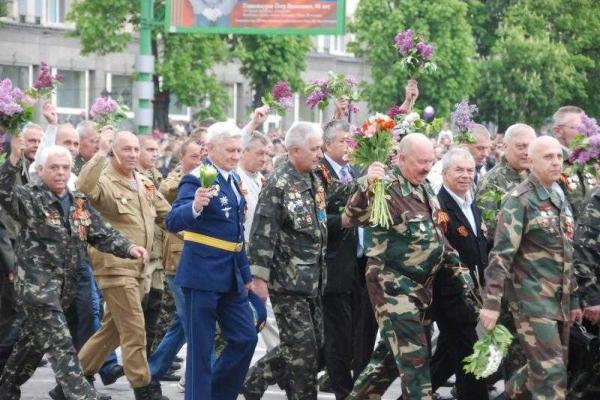 Луганск: фото- и видеоотчет о праздновании 70-й годовщины Великой Победы