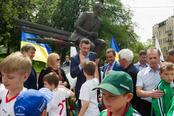 В Киеве провели митинг памяти легендарного тренера Валерия Лобановского В Киеве провели митинг памяти легендарного тренера Валерия Лобановского