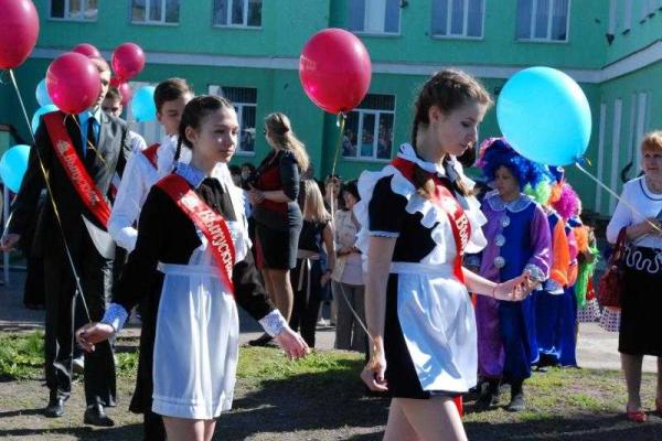 Для выпускников луганских школ прозвучал последний звонок Для выпускников луганских школ прозвучал последний звонок