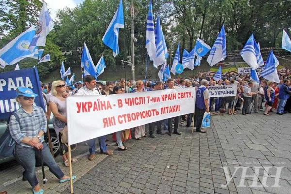 Лидеры профсоюзов вывели людей на пикет под здание Кабмина Лидеры профсоюзов вывели людей на пикет под здание Кабмина