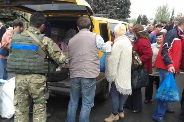 Украинские военные продолжают доставлять гуманитарную помощь в прифронтовые населенные пункты Украинские военные продолжают доставлять гуманитарную помощь в прифронтовые населенные пункты