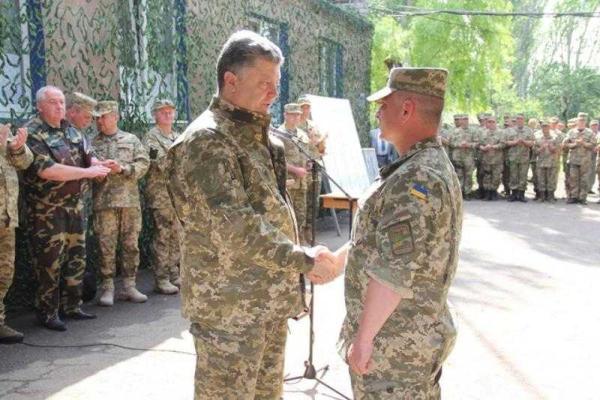 Порошенко на Донетчине провел рабочее совещание в штабе АТО Порошенко на Донетчине провел рабочее совещание в штабе АТО