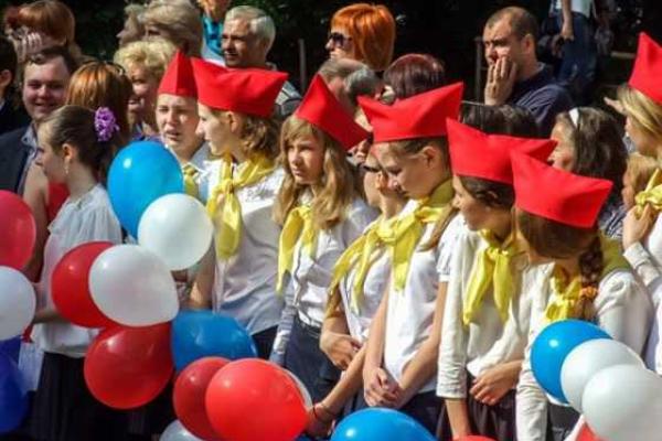 Лидер ДНР со слезами на глазах приветствовал школьников на празднике последнего звонка Лидер ДНР со слезами на глазах приветствовал школьников на празднике последнего звонка