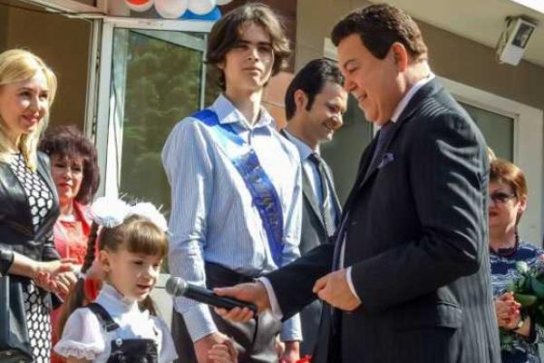 Лидер ДНР со слезами на глазах приветствовал школьников на празднике последнего звонка Лидер ДНР со слезами на глазах приветствовал школьников на празднике последнего звонка