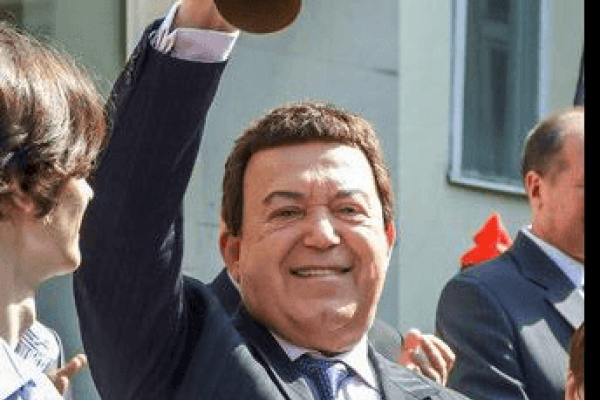 Лидер ДНР со слезами на глазах приветствовал школьников на празднике последнего звонка Лидер ДНР со слезами на глазах приветствовал школьников на празднике последнего звонка