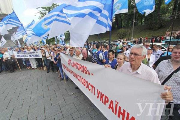 Лидеры профсоюзов вывели людей на пикет под здание Кабмина Лидеры профсоюзов вывели людей на пикет под здание Кабмина