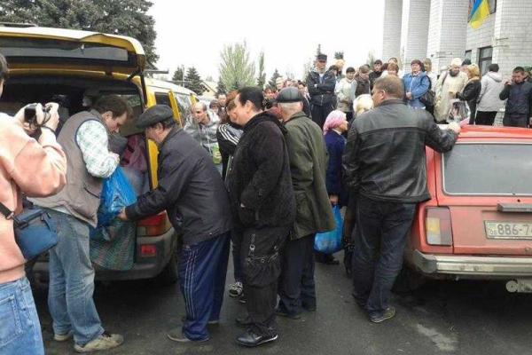 Украинские военные продолжают доставлять гуманитарную помощь в прифронтовые населенные пункты Украинские военные продолжают доставлять гуманитарную помощь в прифронтовые населенные пункты