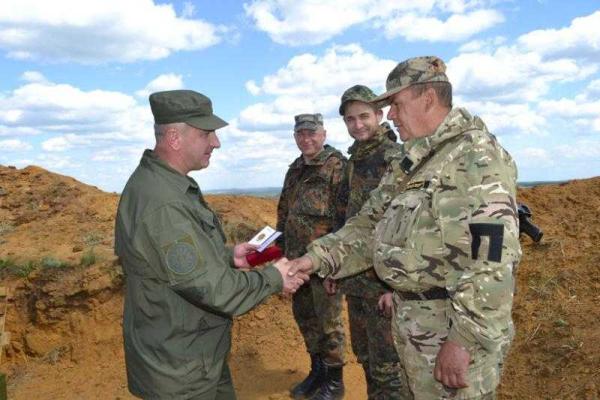 Нацгвардейцы получили боевые награды прямо на передовой Нацгвардейцы получили боевые награды прямо на передовой