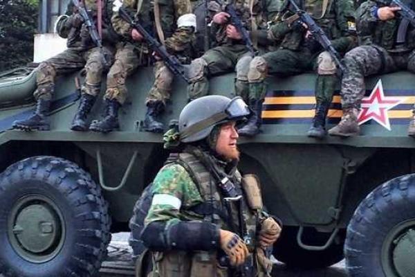 В рядах сепаратистов по Донецку гордо шагает "русский освободитель" Моторола В рядах сепаратистов по Донецку гордо шагает "русский освободитель" Моторола