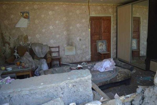 Глава Луганщины привез гуманитарку в обстрелянное боевиками мирное село Глава Луганщины привез гуманитарку в обстрелянное боевиками мирное село