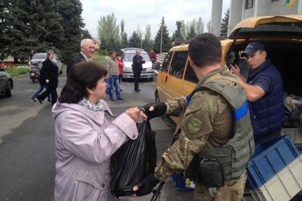 Украинские военные продолжают доставлять гуманитарную помощь в прифронтовые населенные пункты Украинские военные продолжают доставлять гуманитарную помощь в прифронтовые населенные пункты