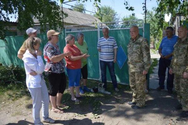 Глава Луганщины привез гуманитарку в обстрелянное боевиками мирное село Глава Луганщины привез гуманитарку в обстрелянное боевиками мирное село
