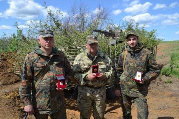 Нацгвардейцы получили боевые награды прямо на передовой Нацгвардейцы получили боевые награды прямо на передовой