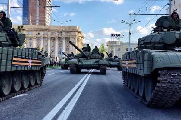 В рядах сепаратистов по Донецку гордо шагает "русский освободитель" Моторола В рядах сепаратистов по Донецку гордо шагает "русский освободитель" Моторола