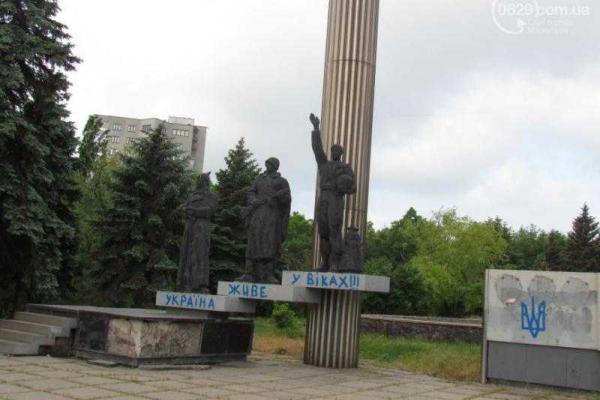Мариупольские патриоты продолжают украшать городские памятники