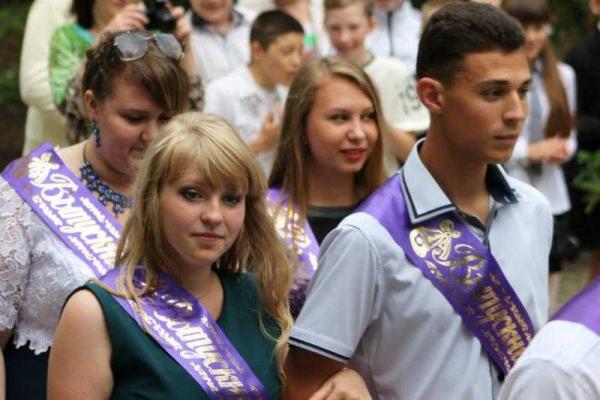 Выпускники оккупированной Горловки мечтают о будущем, о мире и о счастье