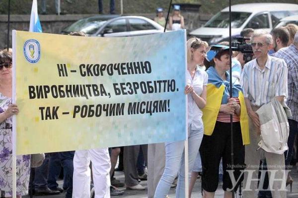 Лидеры профсоюзов вывели людей на пикет под здание Кабмина Лидеры профсоюзов вывели людей на пикет под здание Кабмина