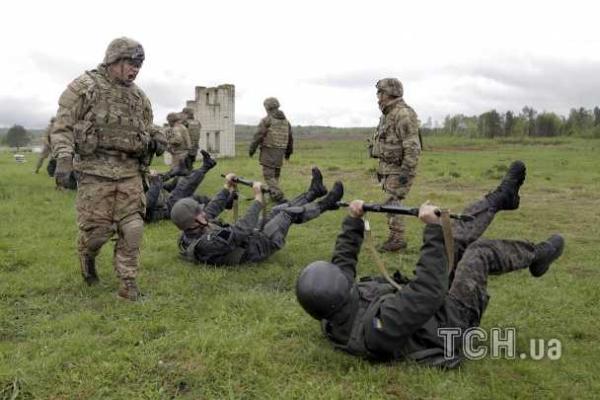 На Львовщине американские инструкторы оттачивают боевые навыки украинских нацгвардейцев На Львовщине американские инструкторы оттачивают боевые навыки украинских нацгвардейцев