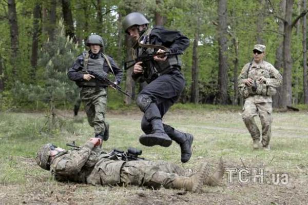 На Львовщине американские инструкторы оттачивают боевые навыки украинских нацгвардейцев На Львовщине американские инструкторы оттачивают боевые навыки украинских нацгвардейцев