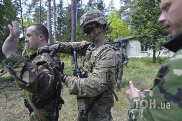 На Львовщине американские инструкторы оттачивают боевые навыки украинских нацгвардейцев На Львовщине американские инструкторы оттачивают боевые навыки украинских нацгвардейцев