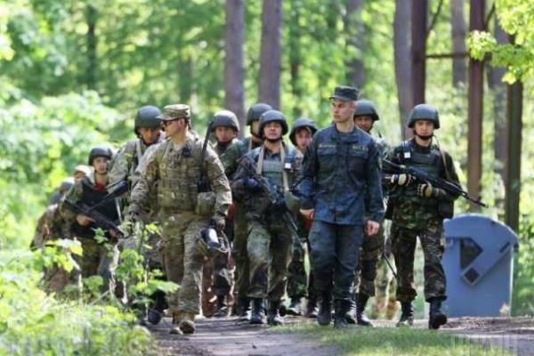 На Львовщине американские инструкторы оттачивают боевые навыки украинских нацгвардейцев На Львовщине американские инструкторы оттачивают боевые навыки украинских нацгвардейцев