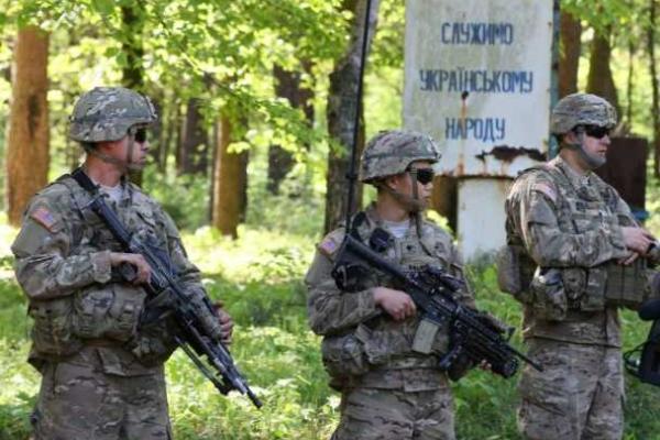 На Львовщине американские инструкторы оттачивают боевые навыки украинских нацгвардейцев На Львовщине американские инструкторы оттачивают боевые навыки украинских нацгвардейцев